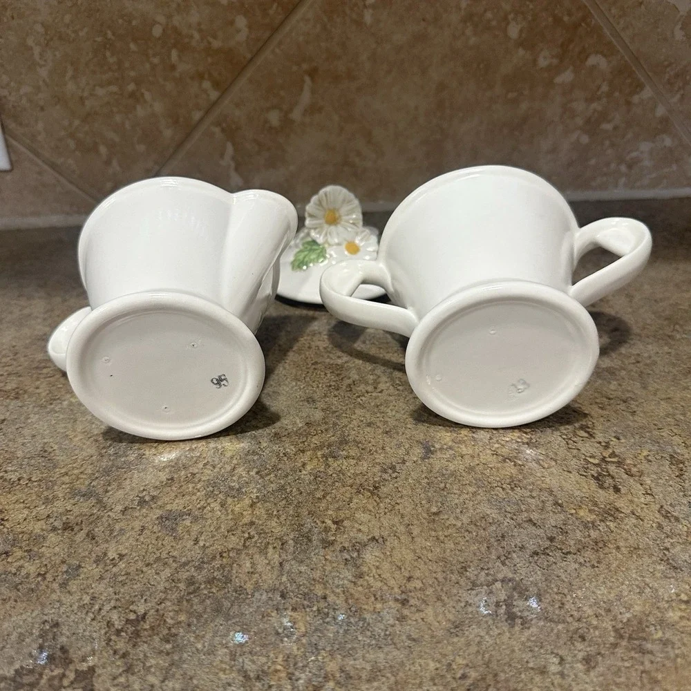 Vintage 1960's Poppytrail Metlox Sculptured Daisy Creamer & Sugar Bowl Set